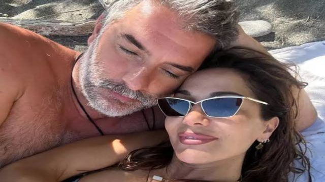 Δέσποινα Βανδή για Βασίλη Μπισμπίκη: «Κοιμόμαστε κάθε βράδυ αγκαλιά, μεταξύ μας υπάρχει βαθιά αγάπη»
