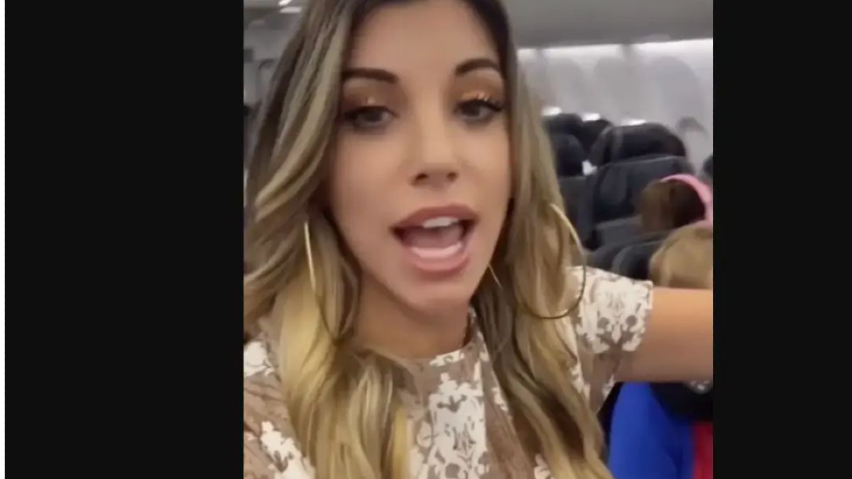 Απίστευτο περιστατικό σε πτήση: Influencer σηκώθηκε να κηρύξει και την έβγαλαν από το αεροσκάφος