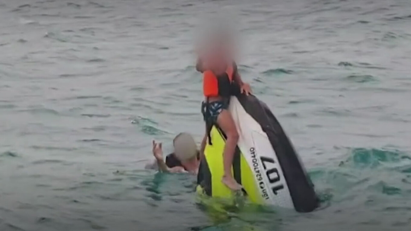 Περισσότερες από 16 ώρες παρέμειναν στη θάλασσα ένας 50χρονος Γάλλος και οι δύο μικροί γιοι του μετά τη βλάβη του τζετ σκι που είχαν νοικιάσει.