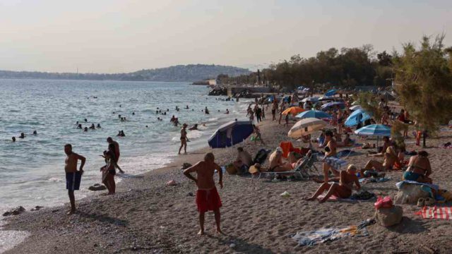 Καιρός σήμερα 28/08: «Καμίνι» η χώρα με 39άρια – Δυναμώνουν τα μελτέμια στο Αιγαίο