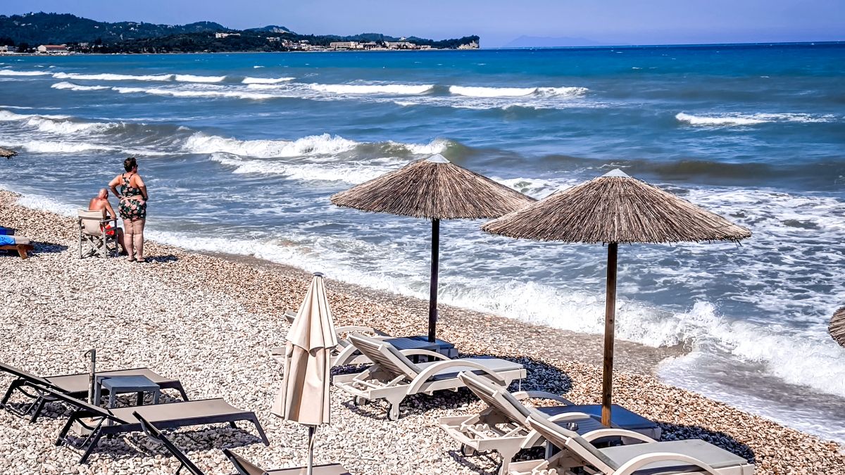 Με καύσωνα διαρκείας και «κόκκινο» συναγερμό για πυρκαγιές ο δρόμος προς τον Δεκαπενταύγουστο – Πότε πέφτει η θερμοκρασία και πού θα φυσούν 9 μποφόρ