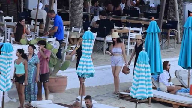 Στη Μύκονο η Κέιτι Πέρι – Η χαλαρή εμφάνισή της με ψάθινο καπέλο και γυαλιά ηλίου