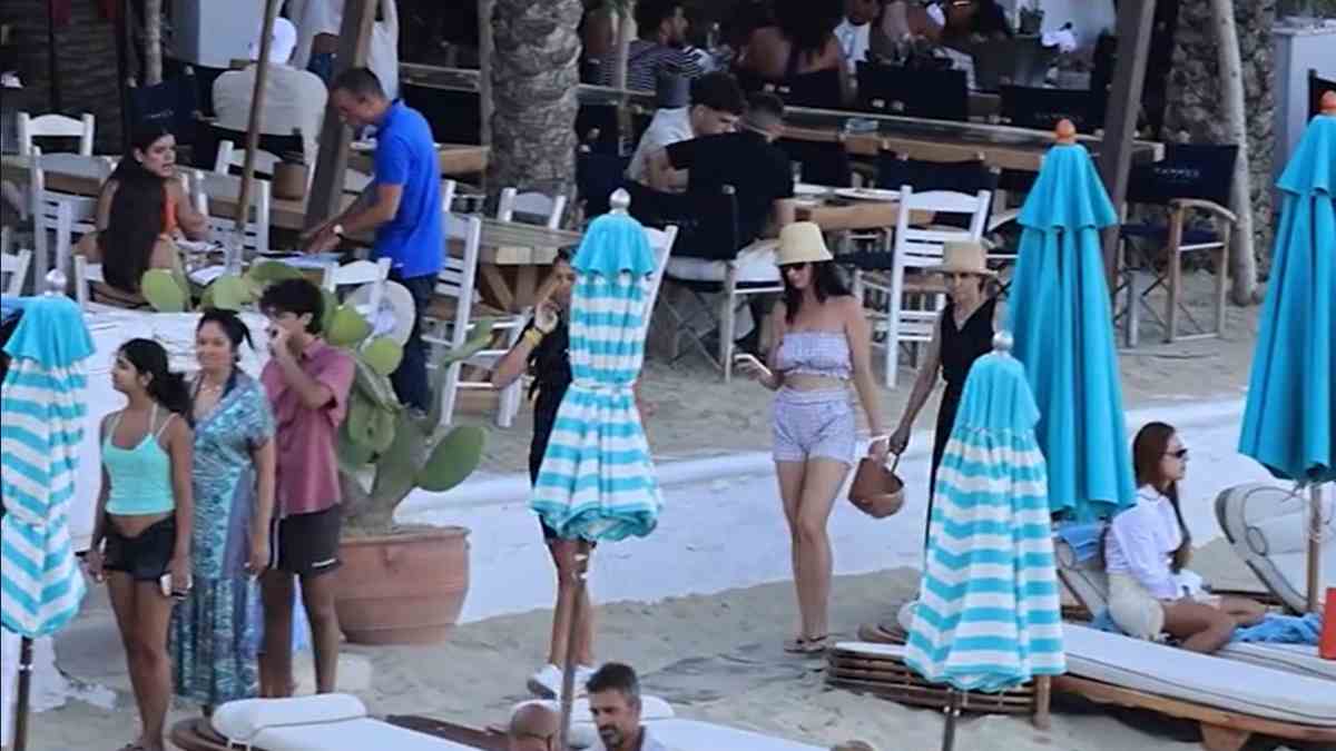 Στη Μύκονο η Κέιτι Πέρι – Η χαλαρή εμφάνισή της με ψάθινο καπέλο και γυαλιά ηλίου