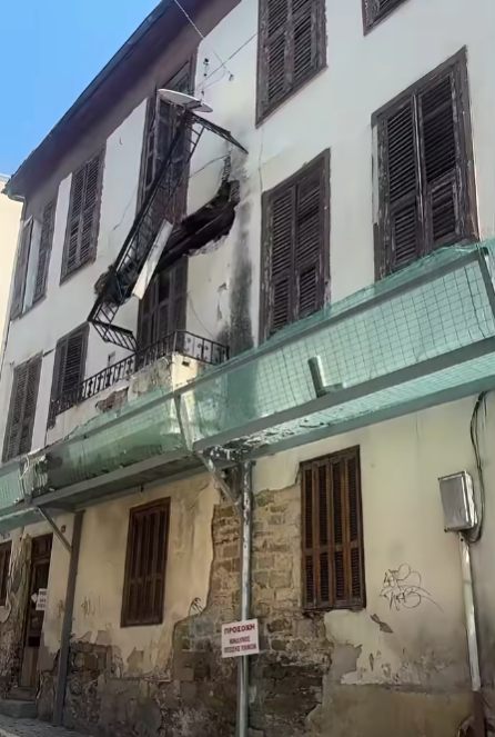 Η οδός Γαλλικής Δημοκρατίας έκλεισε για την απομάκρυνση των μπάζων και την ασφάλιση του σημείου, υπό τον φόβο νέας αποκόλλησης υλικών.