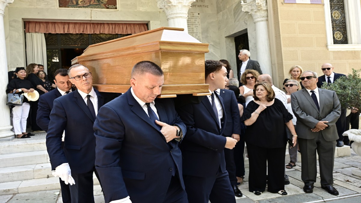 Το τελευταίο «αντίο» στον Στέφανο Μάνο – Ποιοι έδωσαν το «παρών» στην κηδεία του