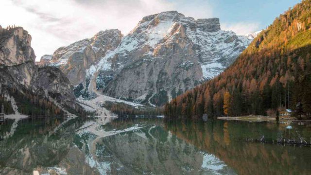 Lago di Braies: Η λίμνη της Ιταλίας που μοιάζει βγαλμένη από παραμύθι