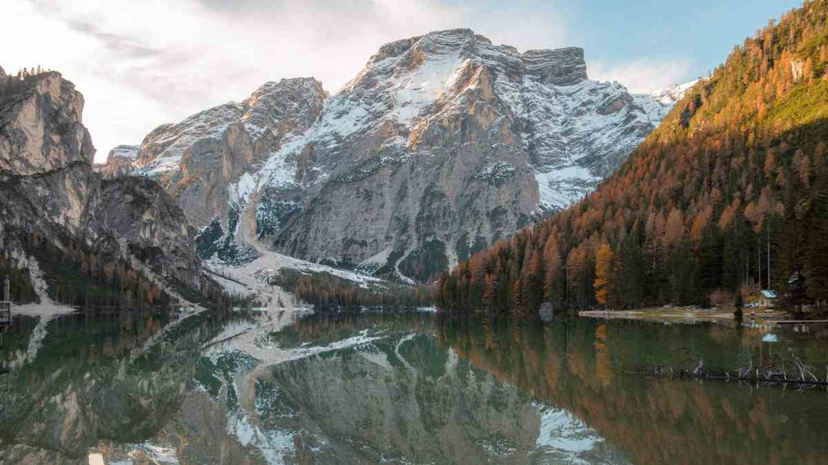 Lago di Braies: Η λίμνη της Ιταλίας που μοιάζει βγαλμένη από παραμύθι