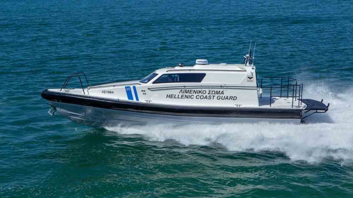 Συναγερμός στον Σαρωνικό: Βυθίστηκε καταμαράν με 10 επιβάτες στις Φλέβες