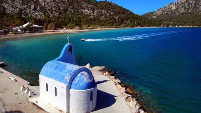Μοιάζει με νησί αλλά δεν είναι: Το κρυφό διαμάντι 1.5 ώρα από την Αθήνα!