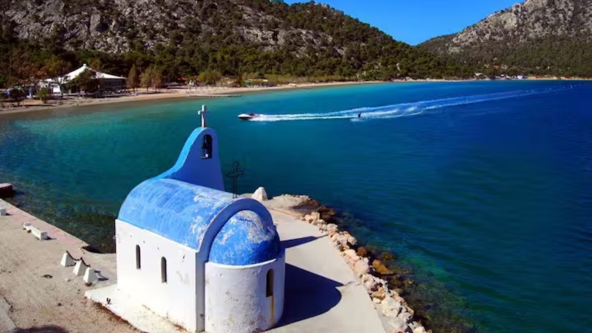 Μοιάζει με νησί αλλά δεν είναι: Το κρυφό διαμάντι 1.5 ώρα από την Αθήνα!