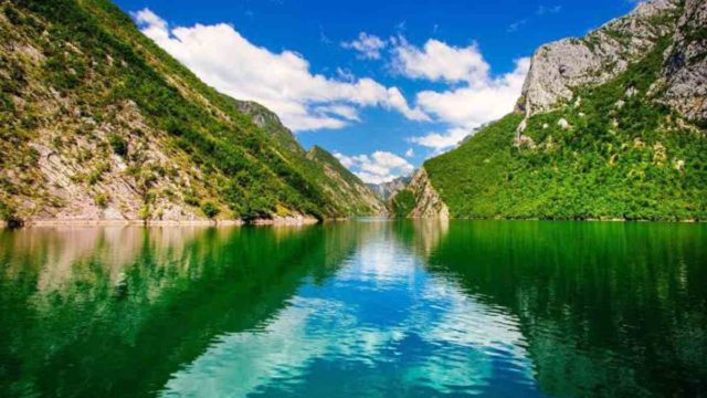 Λίμνη Κομάν: Ο κρυμμένος παράδεισος της Αλβανίας που θυμίζει νορβηγικά φιορδ