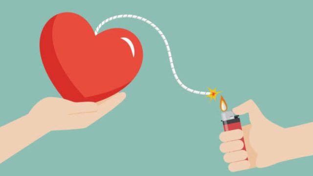 Έρωτας ή χειραγώγηση; Τα σημάδια του love bombing που συχνά περνούν απαρατήρητα