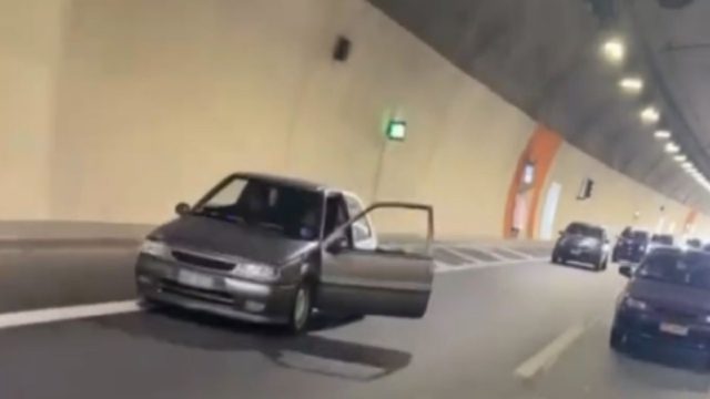 Ταυτοποιήθηκε ο 21χρονος που οδηγούσε με ανοιχτές πόρτες στην Αθηνών-Κορίνθου