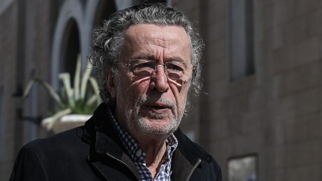 Βαθιά θλίψη στο Αίγιο: Συντετριμμένος ο Μάκης Τριανταφυλλόπουλος στη κηδεία του αδελφού του – Απούσα η Κιμ Κίλιαν