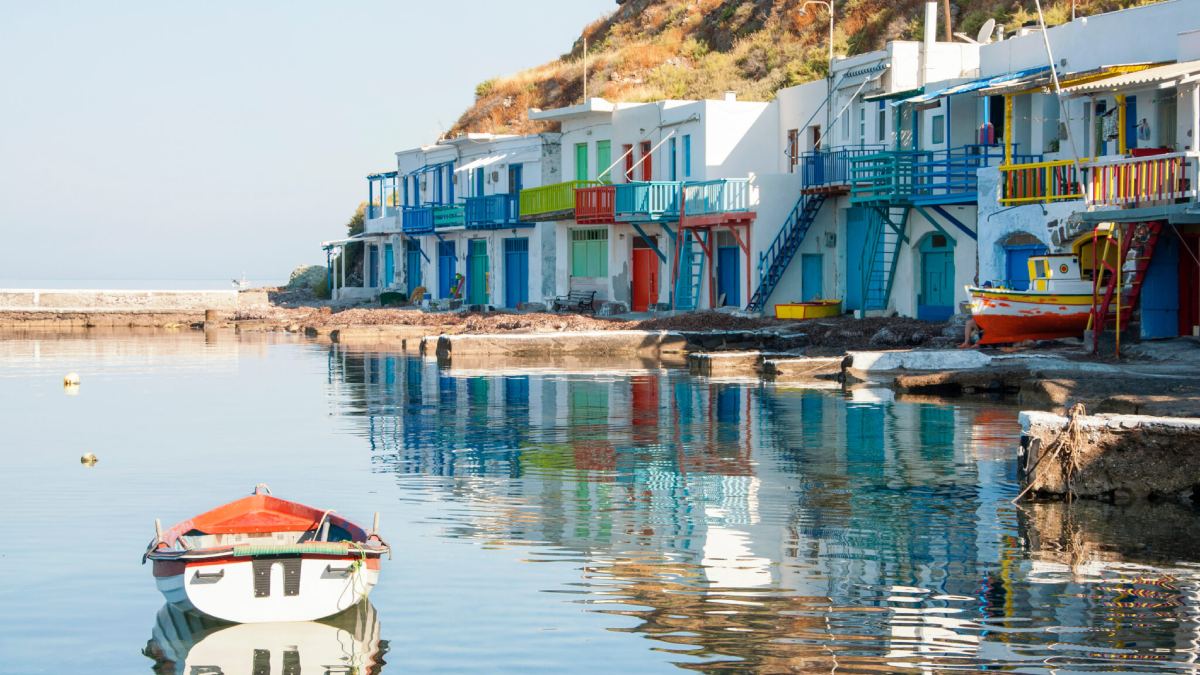 600+ ευρώ την βραδιά για να μείνεις σε παλιά γκαράζ σκαφών δίπλα στο κύμα – Θα τα έδινες;