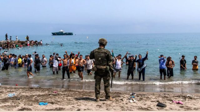 Συναγερμός στην Ευρώπη: Νέα μεταναστευτική πίεση στη Θέουτα – Σε επιφυλακή η ΕΕ