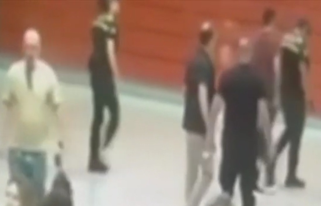 Αναστάτωση στο μετρό του Κορυδαλλού μετά από περιστατικό παρενόχλησης γυναίκας, με επιβάτες που αντιλήφθηκαν όσα συνέβαιναν να παρεμβαίνουν άμεσα και να ακινητοποιούν τον άνδρα.