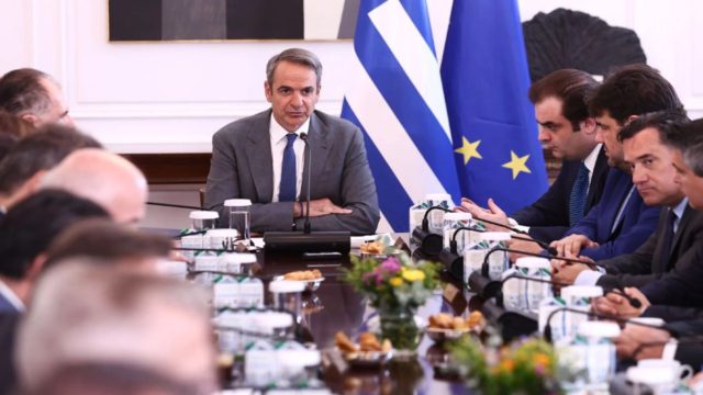 Στο Συντονιστικό Κέντρο Επιχείρησης και Διαχείρισης Κρίσεων ο Κυριάκος Μητσοτάκης – Ενημερώθηκε για τα πύρινα μέτωπα