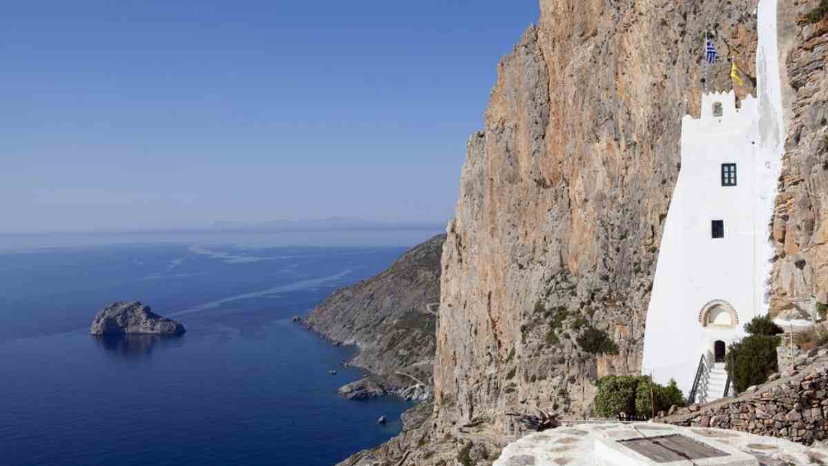 Νησιωτική κατάνυξη: Τα 5 ομορφότερα μοναστήρια που αξίζει να επισκεφθείς στα ελληνικά νησιά!