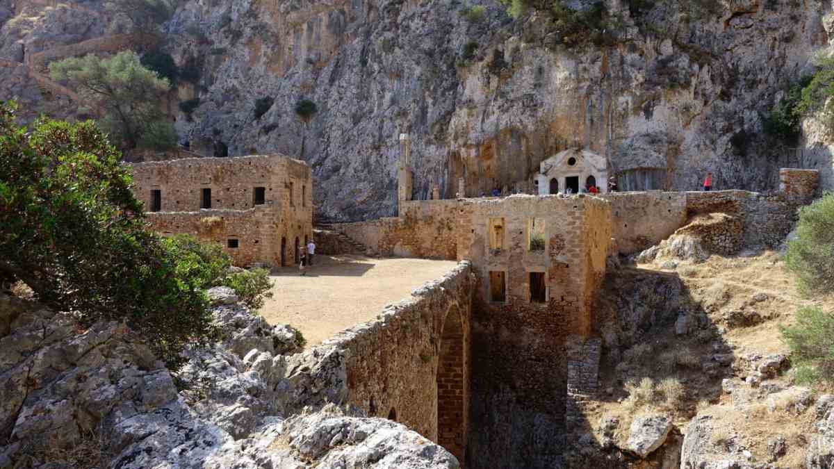 Το αρχαιότερο μοναστήρι της Κρήτης: Η κρυφή και εγκαταλελειμμένη Μονή Καθολικού στο Ακρωτήρι Χανίων!