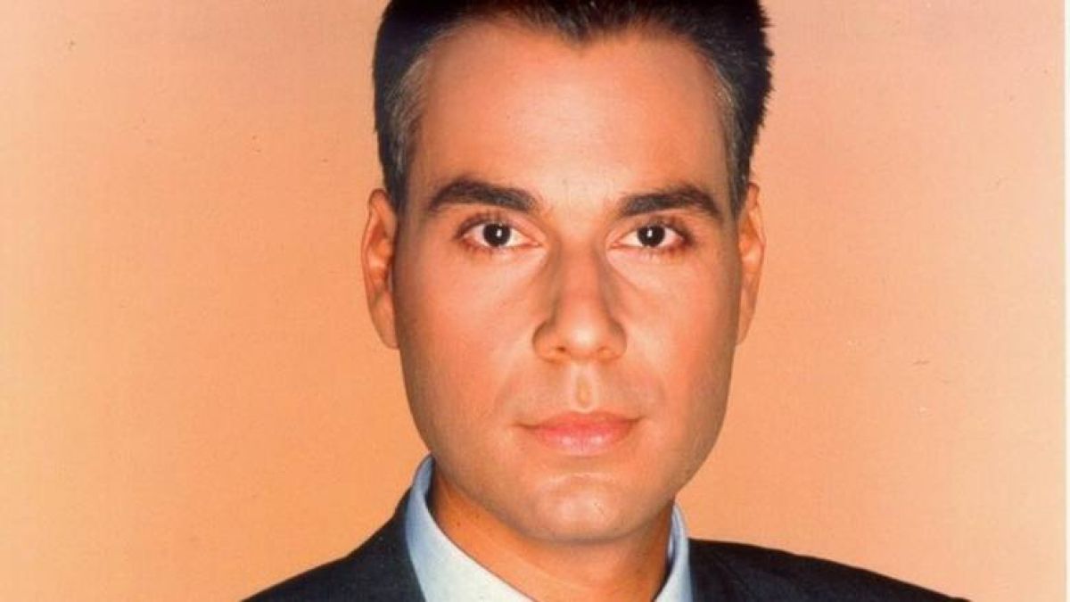 Ποιος είναι ο Νίκος Στραβελάκης: Η δημοσιογραφική πορεία, η ακαδημαϊκή καριέρα και η οικογένεια που κρατά μακριά από τα φώτα