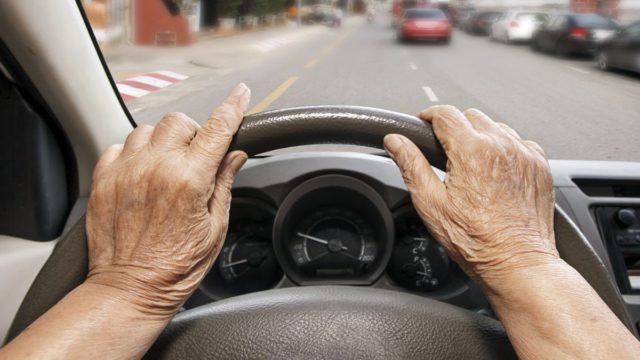 Τέλος στην ελεύθερη οδήγηση για τους «70+»