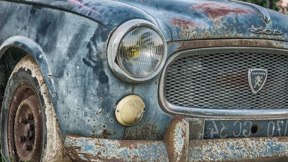 Γνωστός δημοσιογράφος παρκάρει το αυτοκίνητο «σακαράκα» που έχει μακριά γιατί ντρέπεται