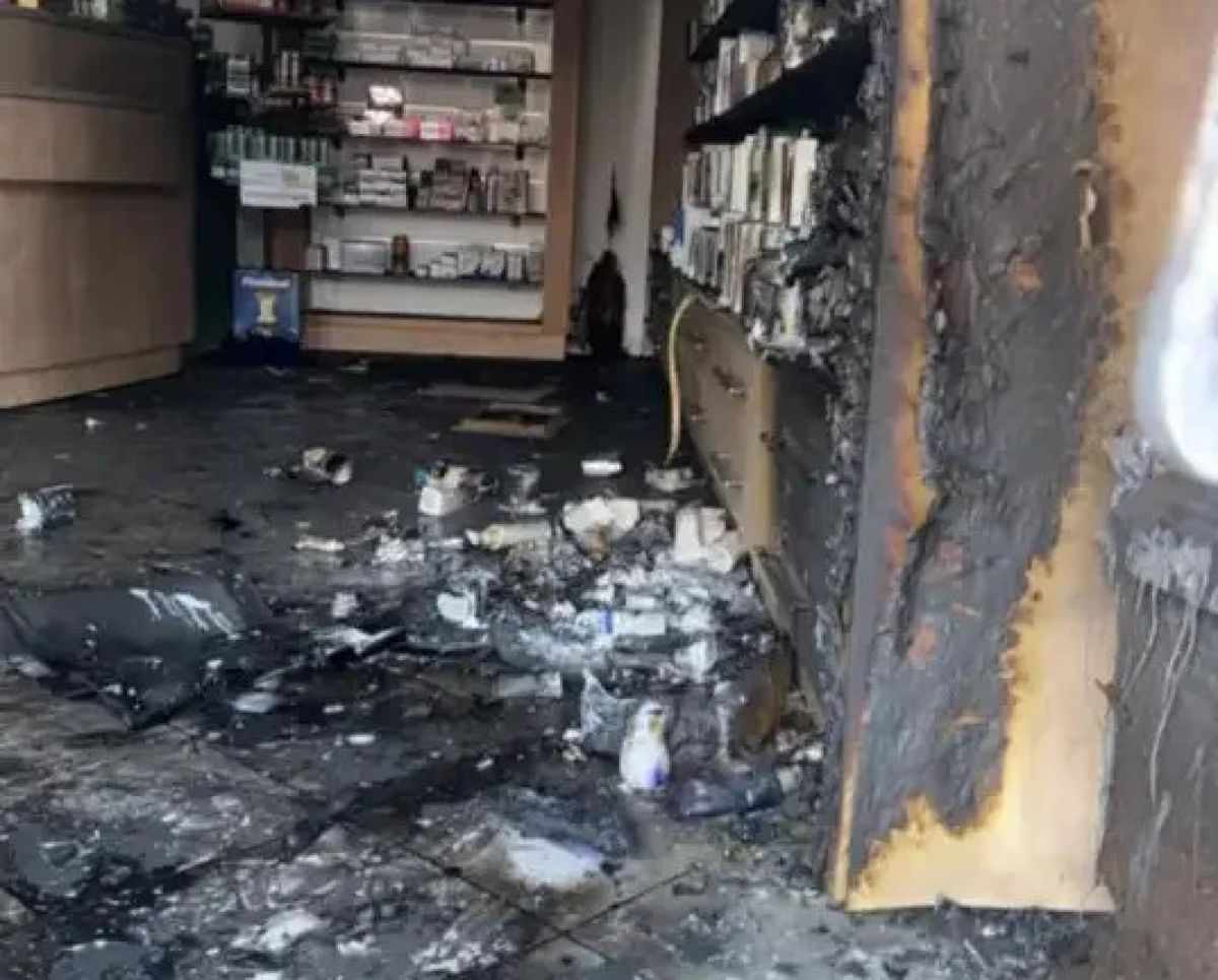 Αρκαδία: «Χτύπημα» μέσα στη νύχτα – Έσπασαν φαρμακείο με καπάκι φρεατίου και έβαλαν φωτιά
