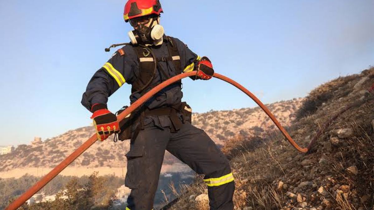 Φωτιά στην Πρώτη Σερρών: 60 πυροσβέστες και ελικόπτερο στο σημείο