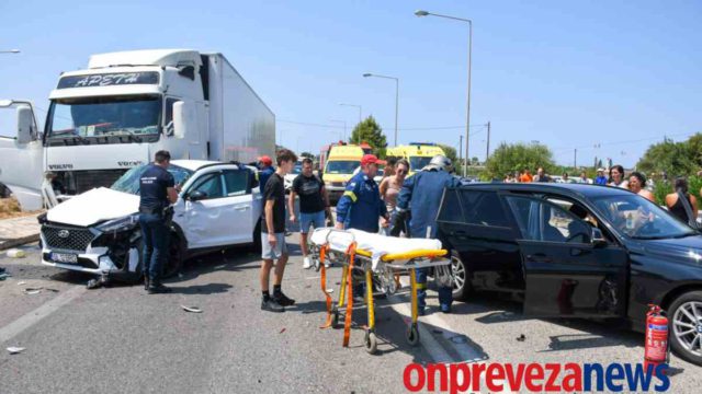 Πρέβεζα: Φορτηγό συγκρούστηκε με τρία ΙΧ – Οκτώ τραυματίες, μεταξύ των οποίων και παιδιά