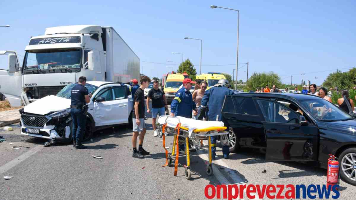 Πρέβεζα: Φορτηγό συγκρούστηκε με τρία ΙΧ – Οκτώ τραυματίες, μεταξύ των οποίων και παιδιά