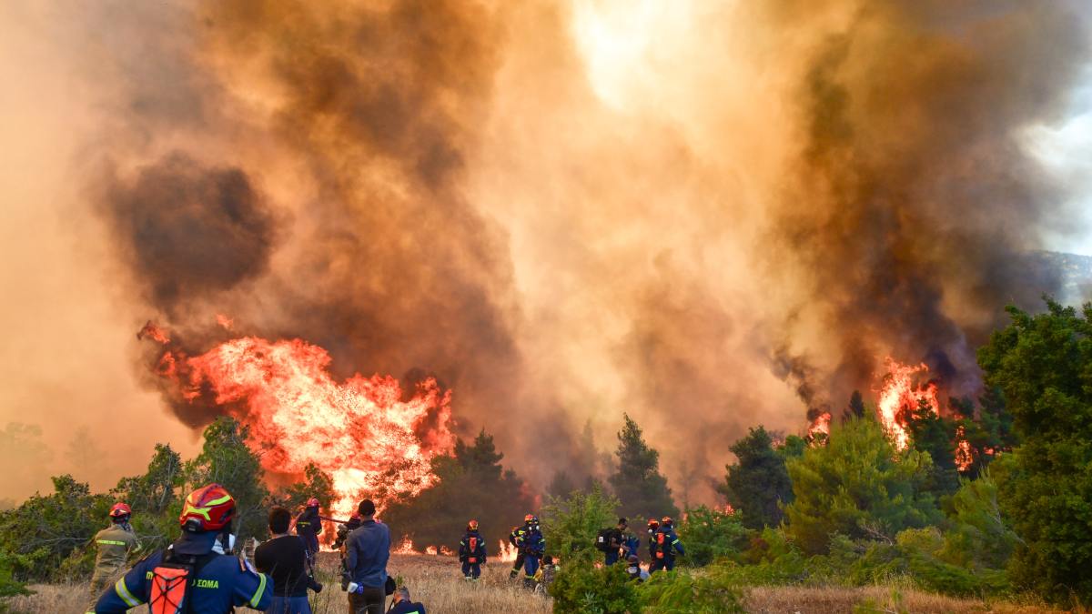 Πυρκαγιές στην Αττική: Τραυματίας πυροσβέστης στο μέτωπο – «Η μάχη συνεχίζεται»