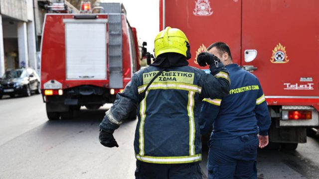 Αθήνα: Φωτιά σε ακατοίκητο κτήριο στην Κουμουνδούρου – Απεγκλωβίστηκε άτομο με βραχιονοφόρο