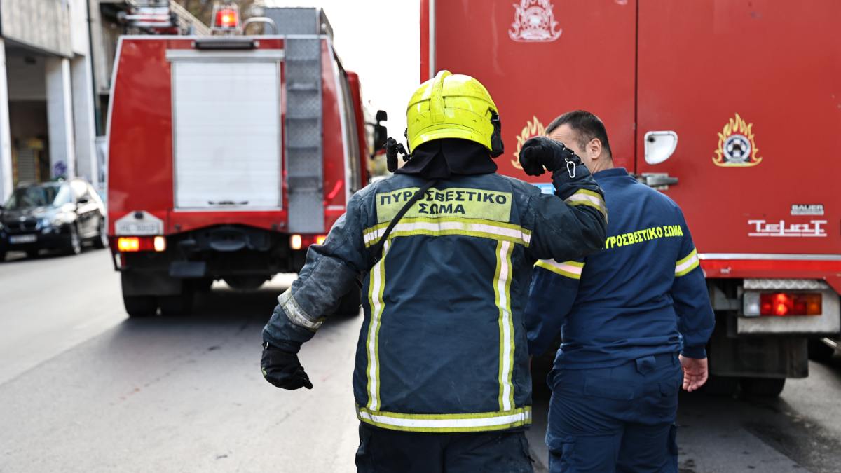 Αθήνα: Φωτιά σε ακατοίκητο κτήριο στην Κουμουνδούρου – Απεγκλωβίστηκε άτομο με βραχιονοφόρο