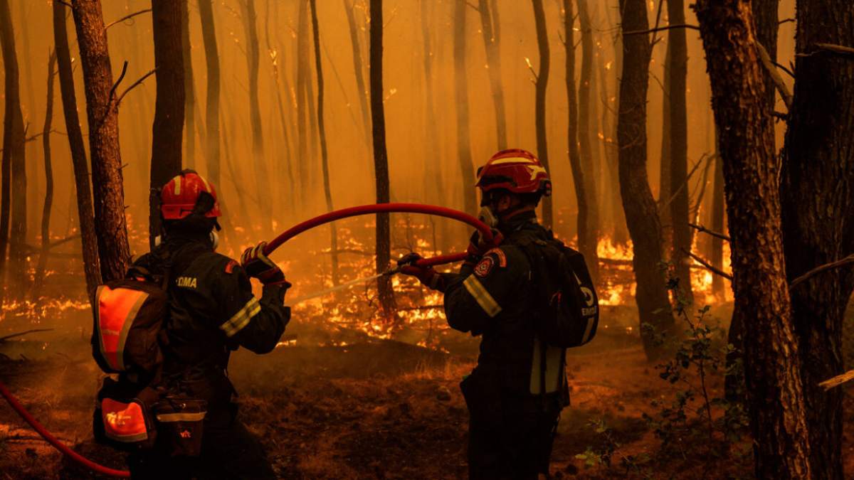 Πέμπτη ημέρα μάχης με τις φλόγες στην Αττική – Συνεχείς αναζωπυρώσεις και διάσπαρτες εστίες