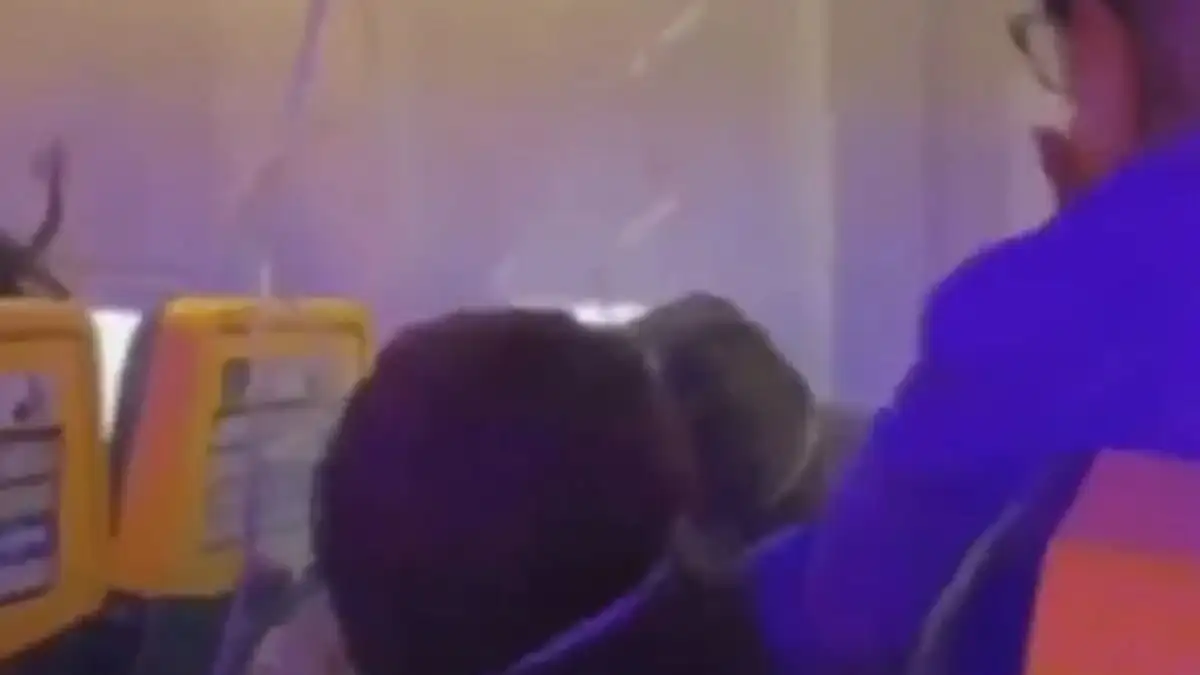 Ryanair: Νέο βίντεο-σοκ από την πτήση θρίλερ – Επιβάτης παραλίγο να βρεθεί έξω από το αεροπλάνο