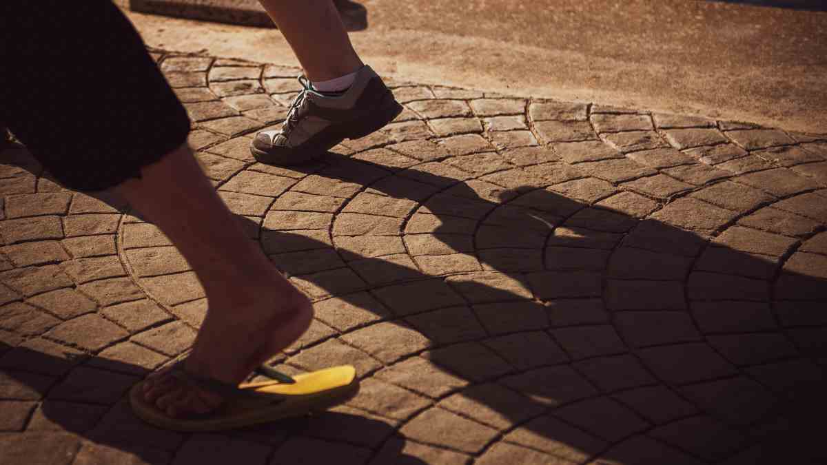 Είναι τελικά οι σαγιονάρες επικίνδυνες για τα πόδια μας; Όσα πρέπει να γνωρίζετε
