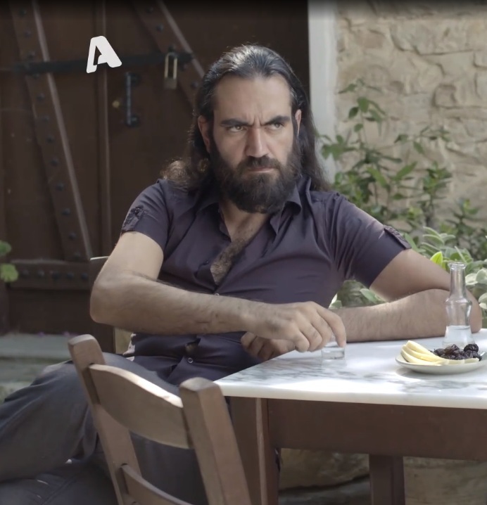 Από τα χρόνια του δημοτικού μέχρι τον κινηματογράφο, ο Γιώργος Χατζηκυριάκος έχει δημιουργήσει τη δική του διαδρομή μέσα από θέατρο, τηλεόραση και σινεμά.