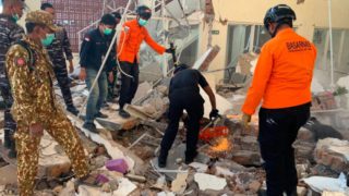 Ινδονησία: Στους 20 οι νεκροί από τον σεισμό των 7,7 Ρίχτερ – Κατέρρευσαν κτίρια ( VIDEO )