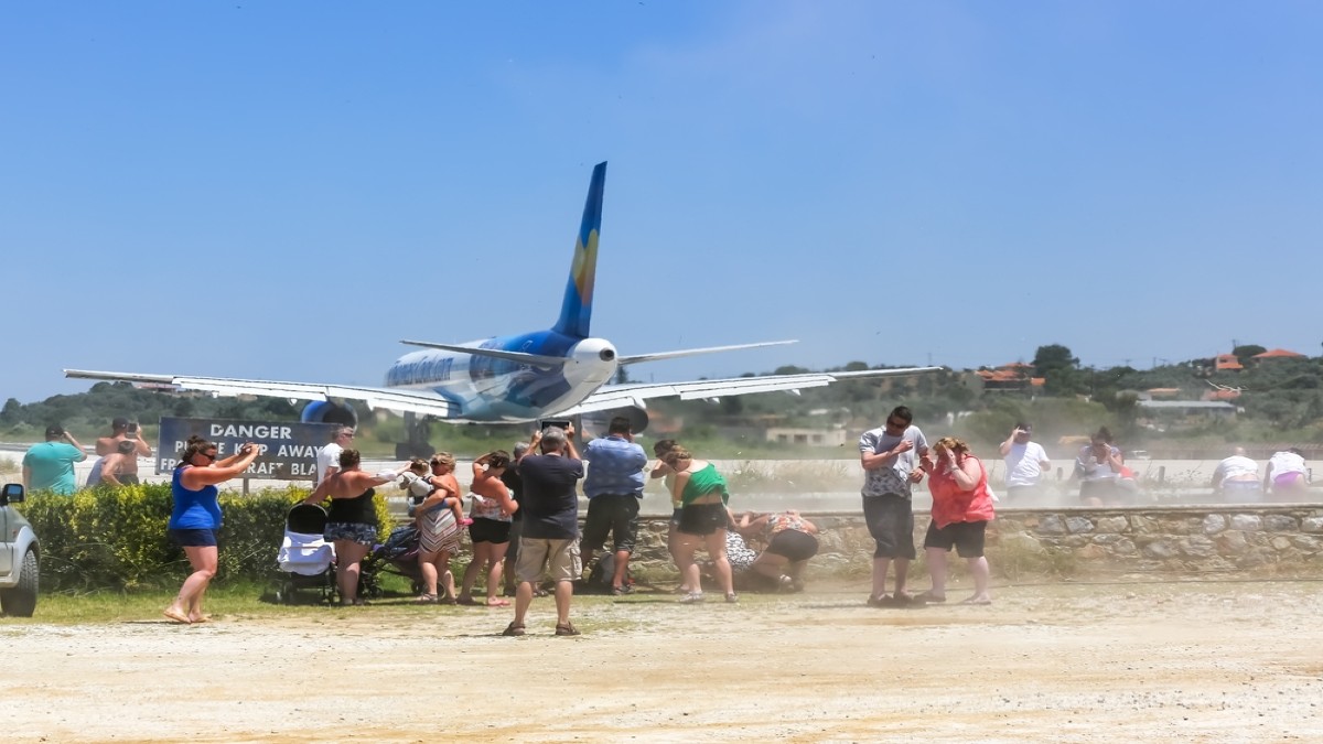 Σκιάθος: Σοβαρά τραυματισμένη 52χρονη τουρίστρια από το ρεύμα αεροπλάνου – Αεροδιακομιδή στον Βόλο