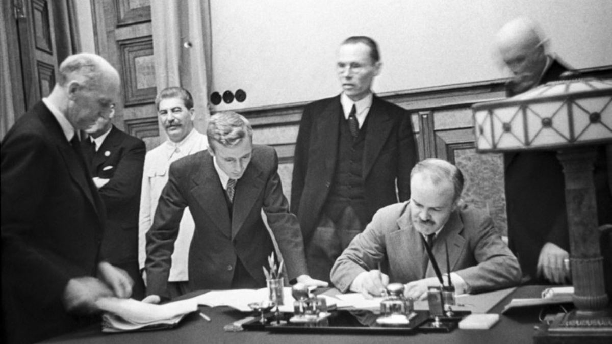 Σαν σήμερα, 23 Αυγούστου 1939: Χίτλερ και Στάλιν υπογράφουν το Σύμφωνο Μολότοφ-Ρίμπεντροπ – Η μυστική συμφωνία που άνοιξε τον δρόμο στον Β’ Παγκόσμιο Πόλεμο