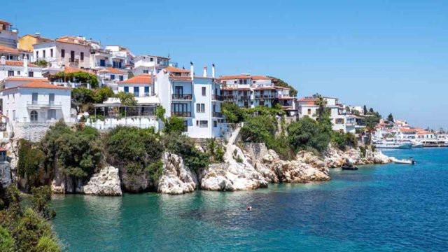 Σκιάθος: 39χρονη Βρετανίδα προκάλεσε φθορές σε ξενοδοχείο και Κέντρο Υγείας – Είχε καταναλώσει αλκοόλ