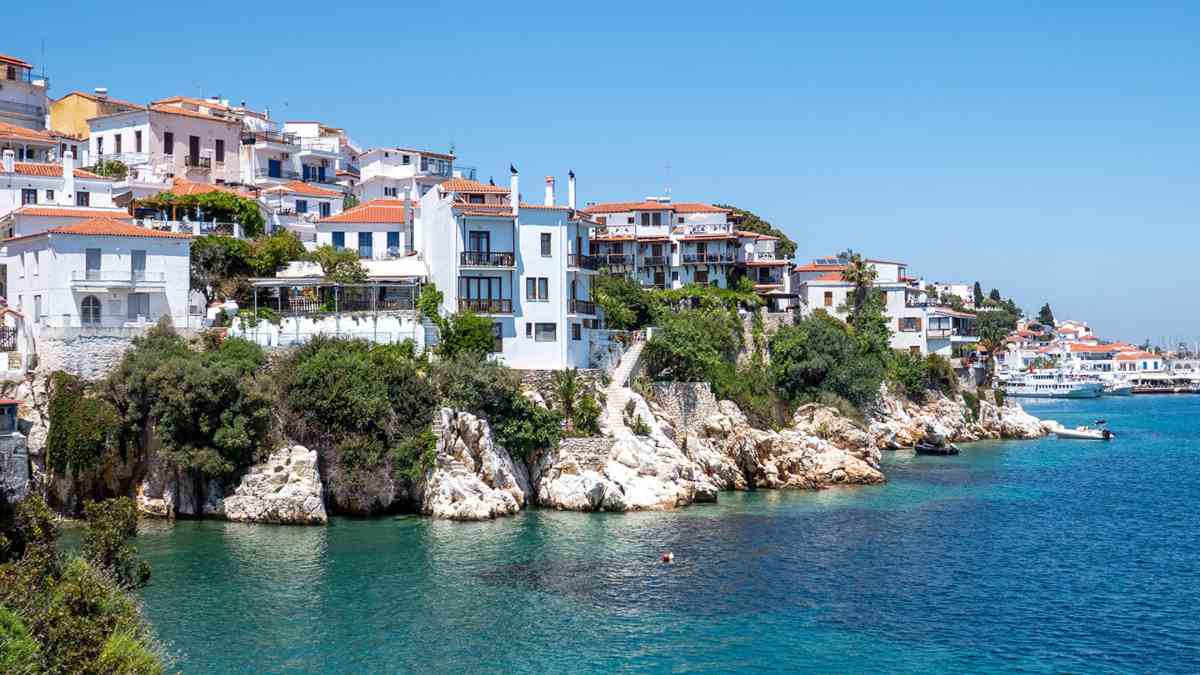 Σκιάθος: 39χρονη Βρετανίδα προκάλεσε φθορές σε ξενοδοχείο και Κέντρο Υγείας – Είχε καταναλώσει αλκοόλ