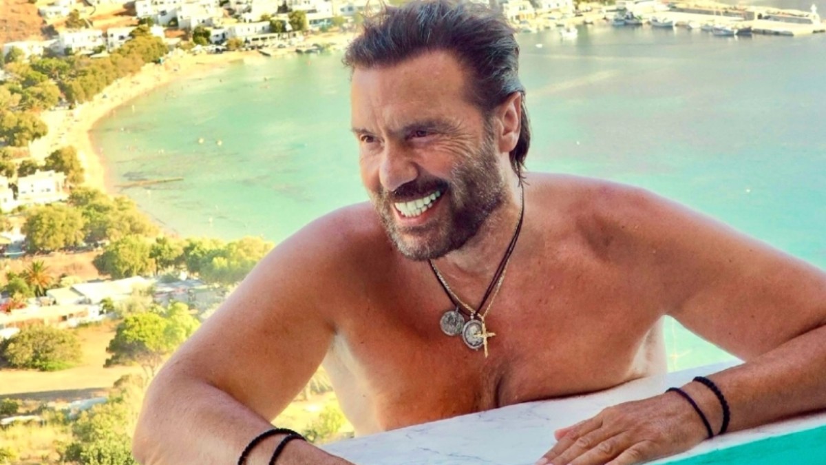 Στράτος Τζώρτζογλου: Απολαμβάνει το καλοκαίρι στην Αμοργό – Δείτε τις φωτογραφίες