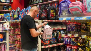 «Φωτιά» οι τιμές στα σχολικά είδη – Πόσο θα πληρώσουν οι γονείς