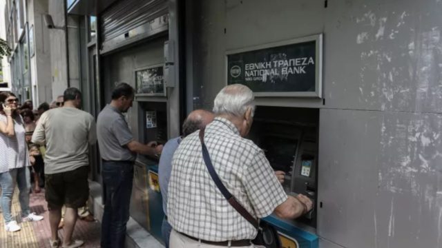 Συνταξιούχοι: Ποιοι δικαιούνται τα 300 ευρώ τον Νοέμβριο – Όλα τα νέα κριτήρια