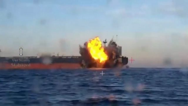 Τρίτο χτύπημα σε πλοίο της ADNOC μέσα σε μία εβδομάδα: Ο Ορμούζ μετατρέπεται σε οικονομικό ναρκοπέδιο για το πετρέλαιο και τη ναυτιλία