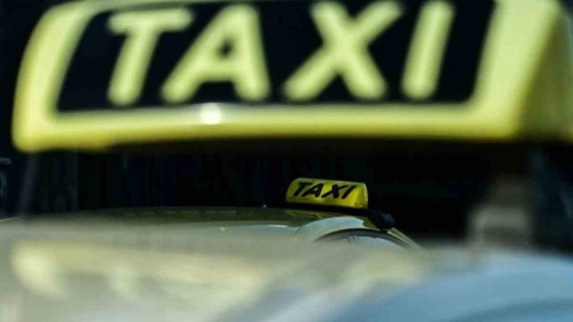 Σοκ με οδηγό ταξί: Απείλησε οικογένεια τουριστών και τους πήρε 600 ευρώ – Στο μικροσκόπιο και δεύτερη καταγγελία