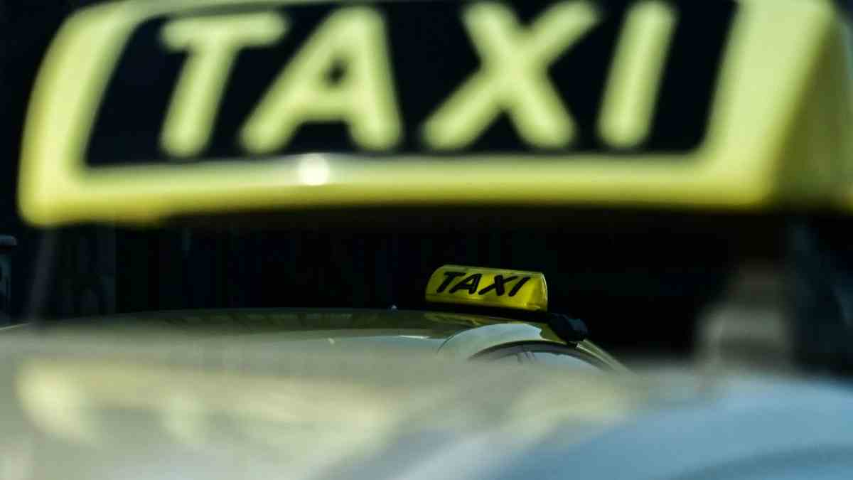 Σοκ με οδηγό ταξί: Απείλησε οικογένεια τουριστών και τους πήρε 600 ευρώ – Στο μικροσκόπιο και δεύτερη καταγγελία