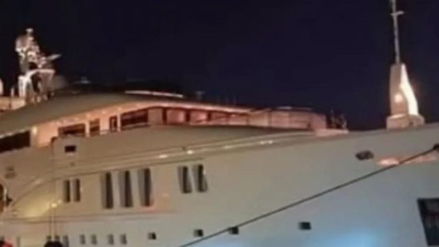 Τήνος: Το υπερπολυτελές γιοτ που έκανε τους πάντες να κοιτούν – Ποιος γνωστός Έλληνας βρίσκεται πίσω από αυτό
